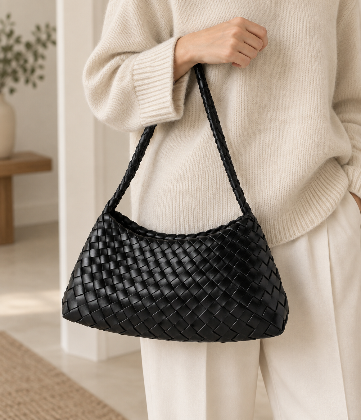 BAMBOO-INSPIRED HOBO SHOULDER BAG BLACK